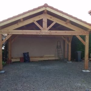 Abris voiture en douglas taillé sur mesure