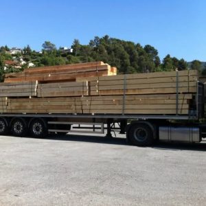 Livraison de poutres par camion semi-remorque